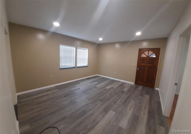 911 W Silver Lake Road, Fenton, MI 48430