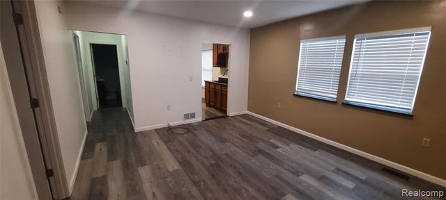 911 W Silver Lake Road, Fenton, MI 48430