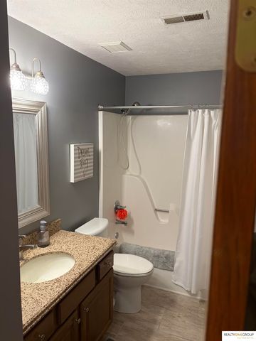 8131 S 101St Street, La Vista, NE 68128