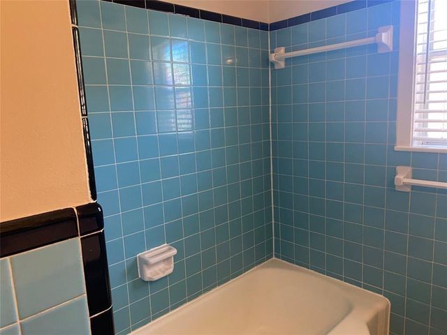 121 Tuna Street, Galveston, TX 77550