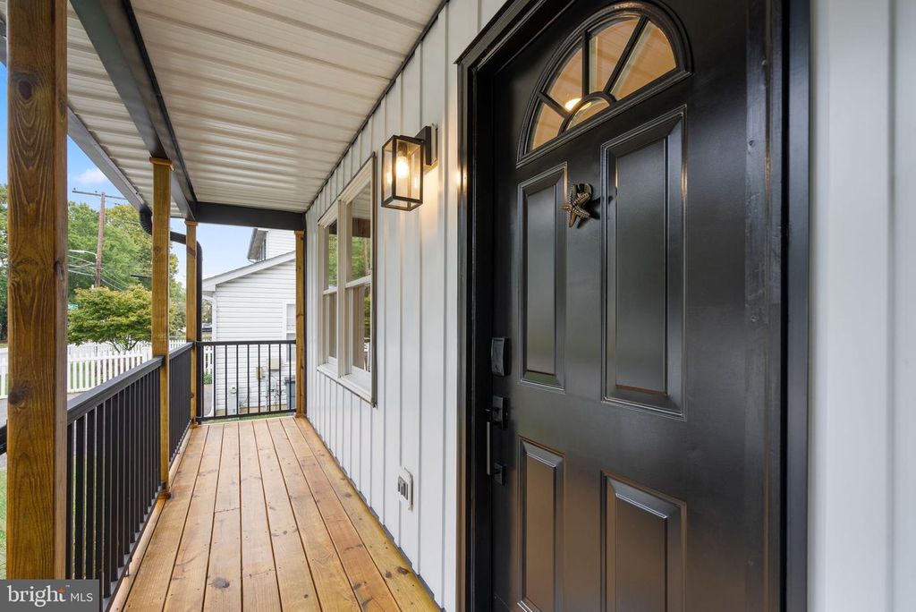 Image 2 of property listing at 845 SELBY BLVD, Edgewater, MD 21037