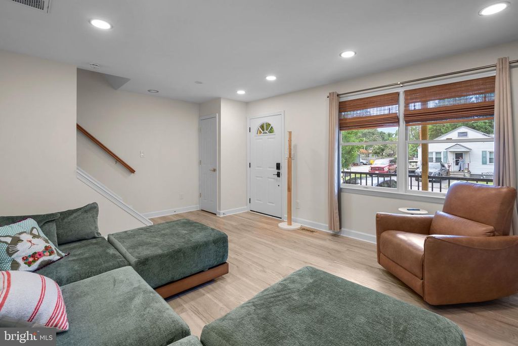 Image 11 of property listing at 845 SELBY BLVD, Edgewater, MD 21037