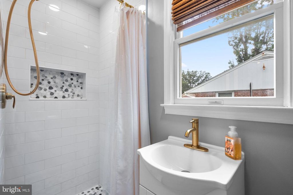 Image 12 of property listing at 845 SELBY BLVD, Edgewater, MD 21037