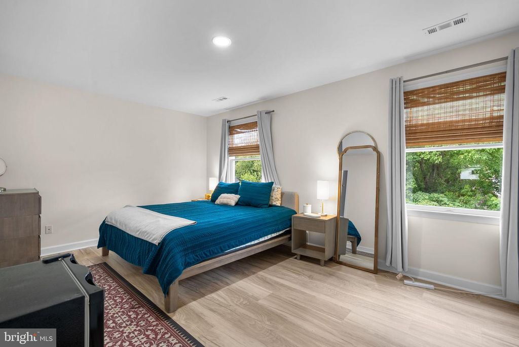 Image 14 of property listing at 845 SELBY BLVD, Edgewater, MD 21037