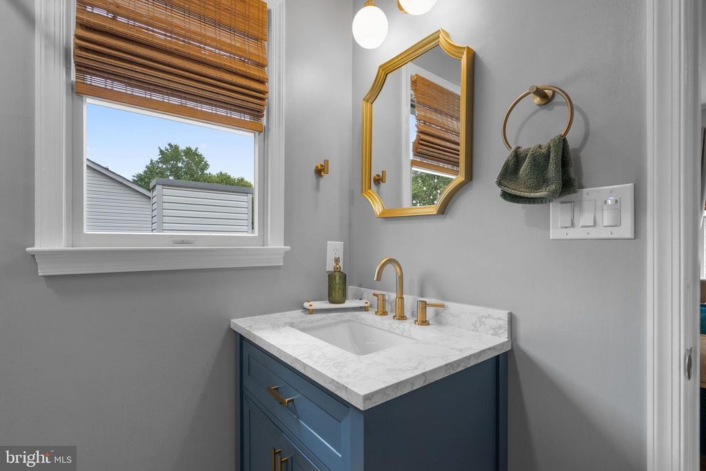 Image 16 of property listing at 845 SELBY BLVD, Edgewater, MD 21037