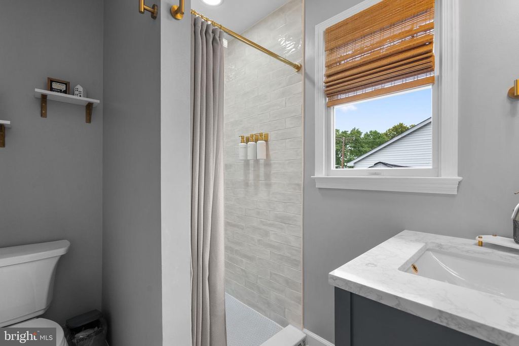 Image 17 of property listing at 845 SELBY BLVD, Edgewater, MD 21037