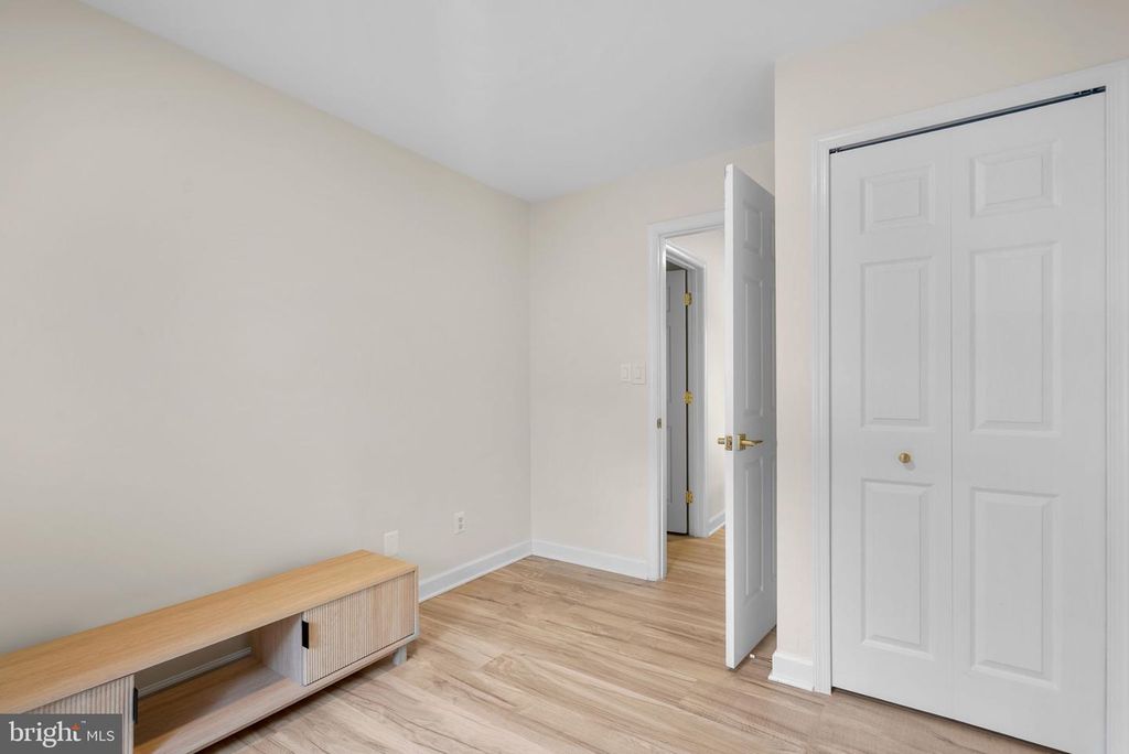 Image 20 of property listing at 845 SELBY BLVD, Edgewater, MD 21037