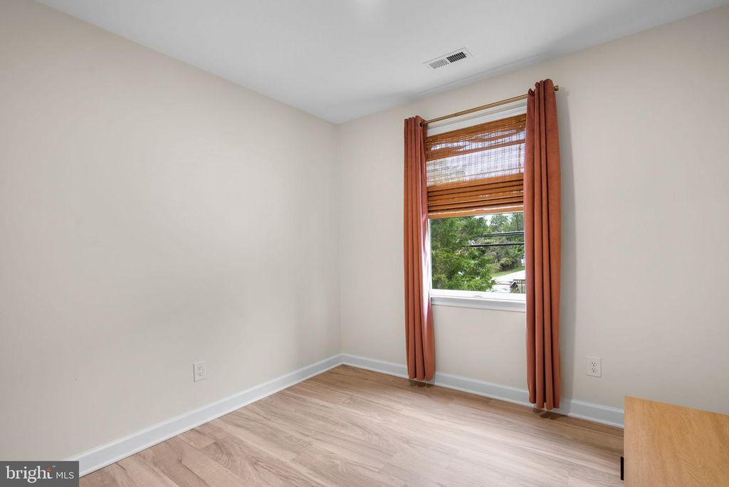 Image 23 of property listing at 845 SELBY BLVD, Edgewater, MD 21037