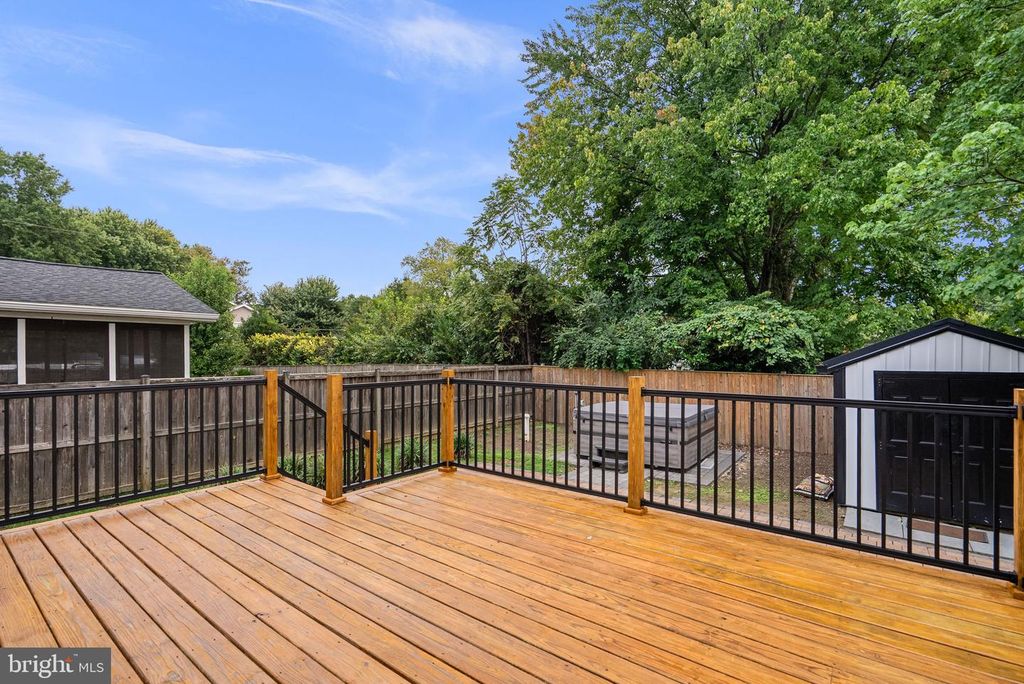 Image 24 of property listing at 845 SELBY BLVD, Edgewater, MD 21037