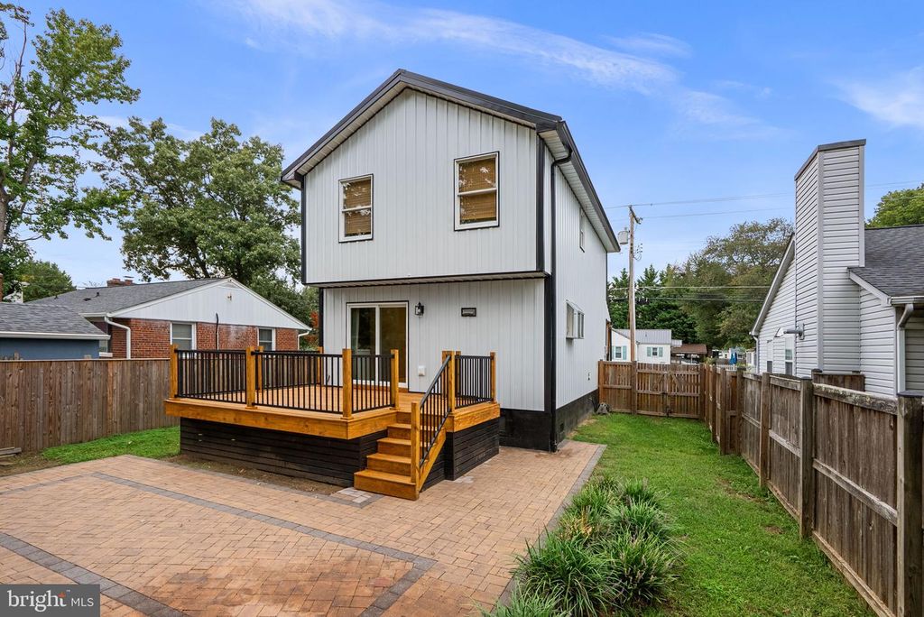 Image 25 of property listing at 845 SELBY BLVD, Edgewater, MD 21037