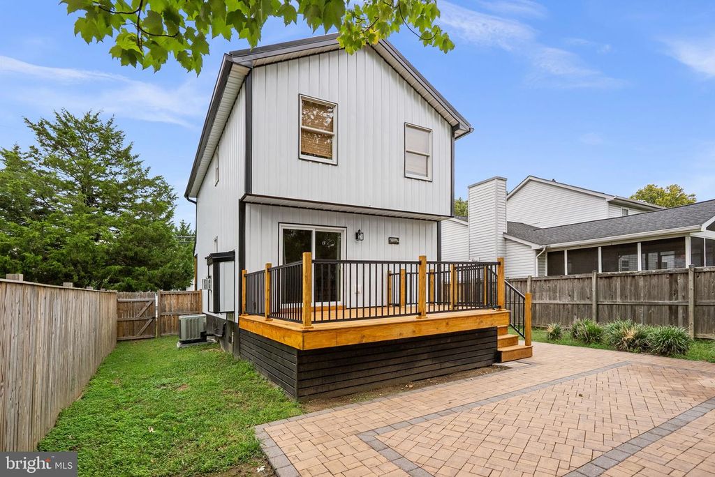 Image 27 of property listing at 845 SELBY BLVD, Edgewater, MD 21037