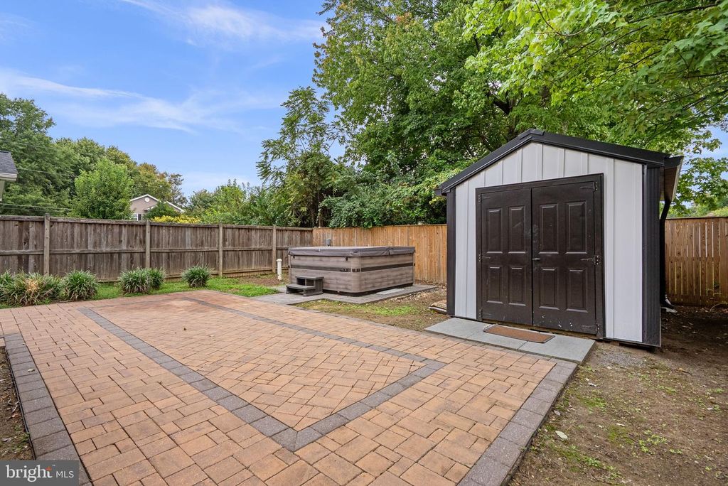 Image 28 of property listing at 845 SELBY BLVD, Edgewater, MD 21037