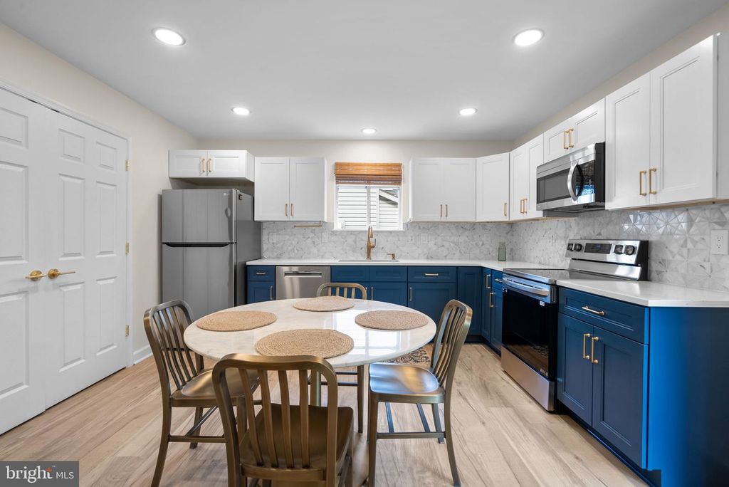Image 4 of property listing at 845 SELBY BLVD, Edgewater, MD 21037