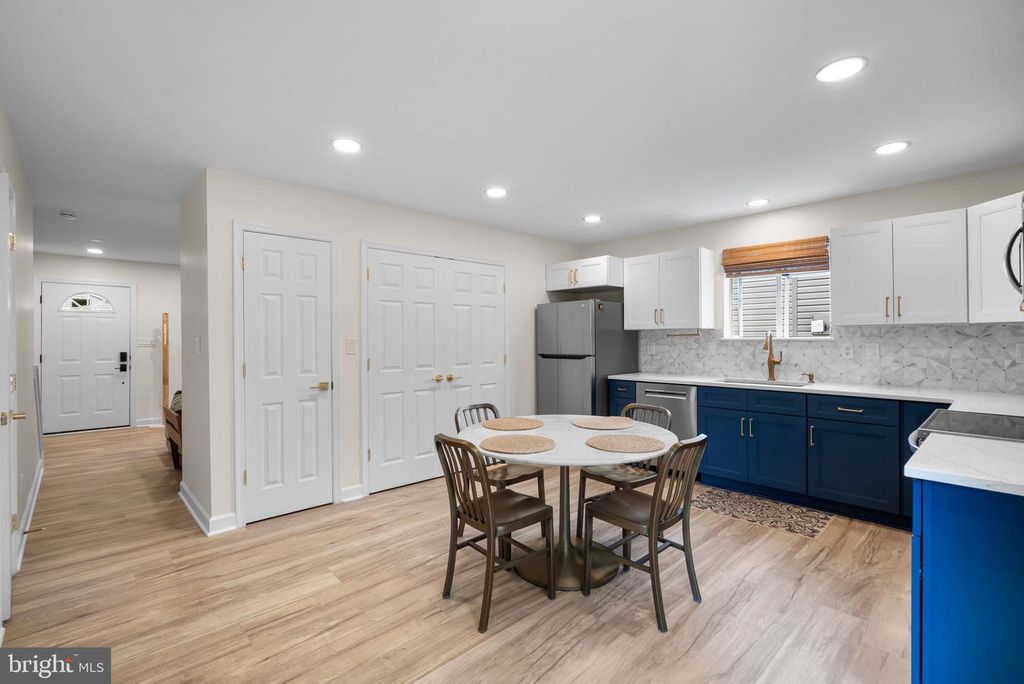 Image 5 of property listing at 845 SELBY BLVD, Edgewater, MD 21037