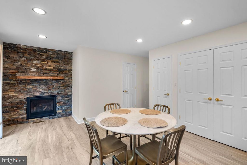Image 6 of property listing at 845 SELBY BLVD, Edgewater, MD 21037