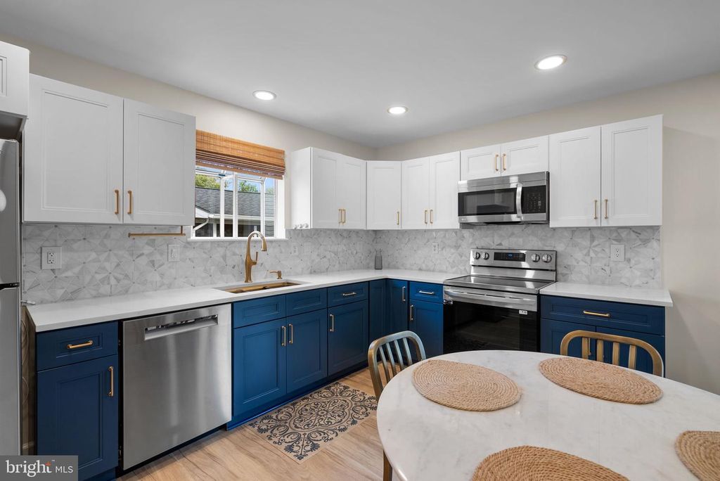 Image 8 of property listing at 845 SELBY BLVD, Edgewater, MD 21037