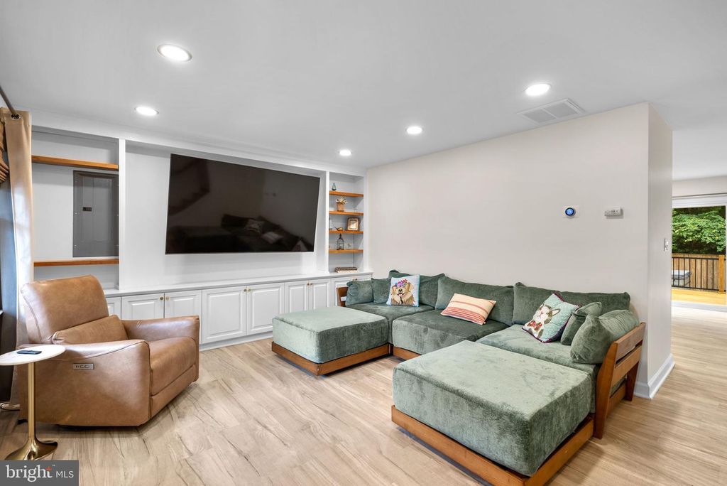 Image 9 of property listing at 845 SELBY BLVD, Edgewater, MD 21037