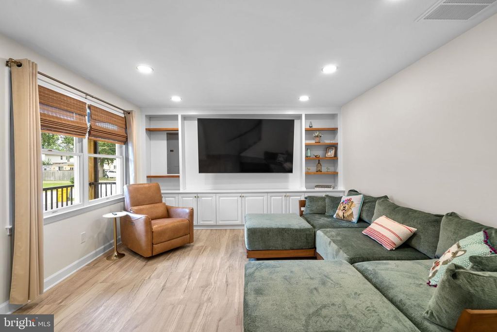 Image 10 of property listing at 845 SELBY BLVD, Edgewater, MD 21037