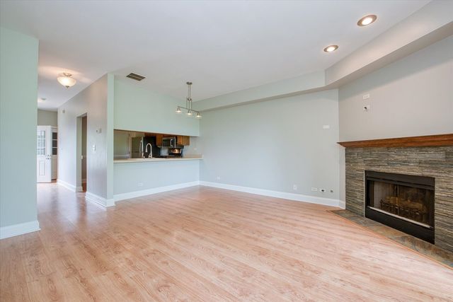 112 GOLFVIEW Drive 112, Glendale Heights, IL 60139