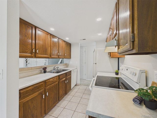 1140 S Monaco Pkwy 3, Denver, CO 80224