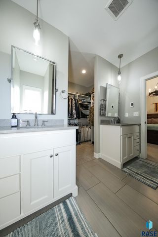 2200 S Firestone Ln, Sioux Falls, SD 57110
