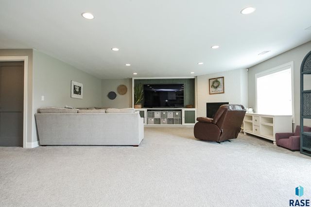 2200 S Firestone Ln, Sioux Falls, SD 57110