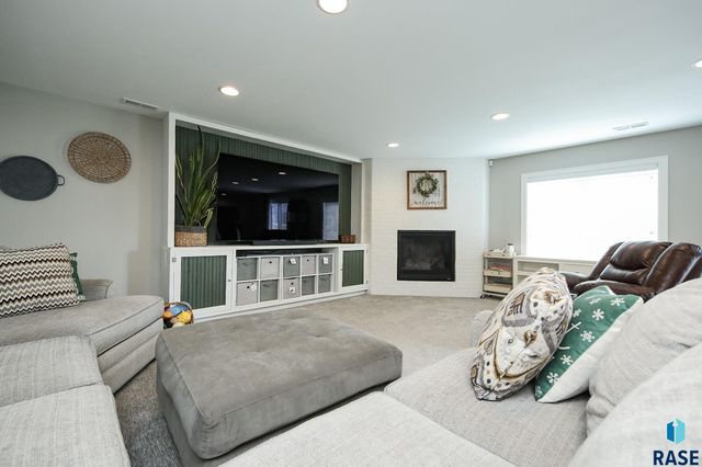 2200 S Firestone Ln, Sioux Falls, SD 57110