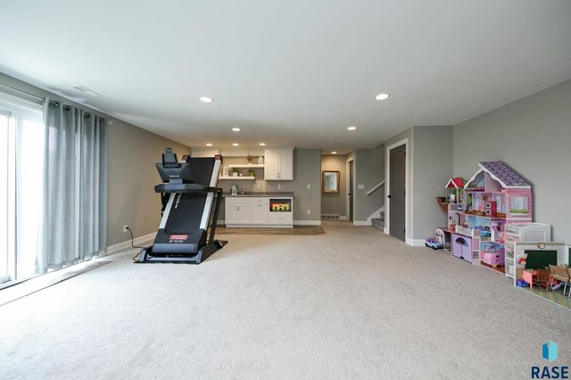 2200 S Firestone Ln, Sioux Falls, SD 57110