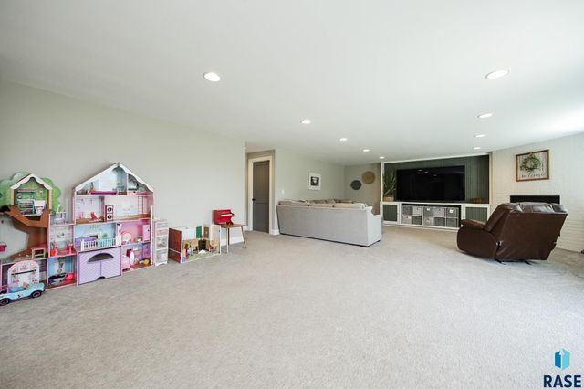 2200 S Firestone Ln, Sioux Falls, SD 57110