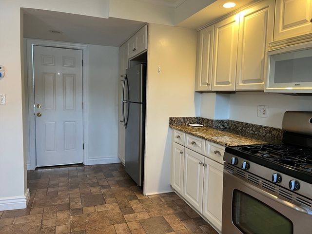 27 Pleasant St 1, Middleton, MA 01949