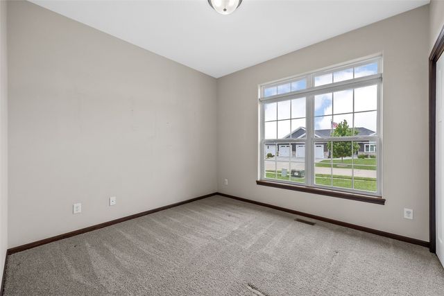 3025 Ridgeview Dr, Ely, IA 52227