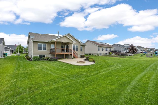 3025 Ridgeview Dr, Ely, IA 52227
