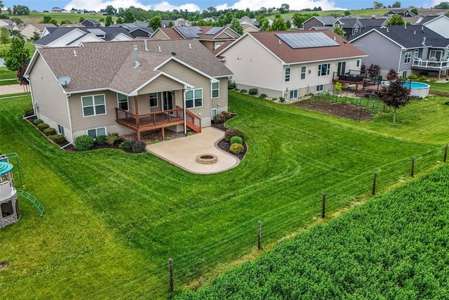 3025 Ridgeview Dr, Ely, IA 52227