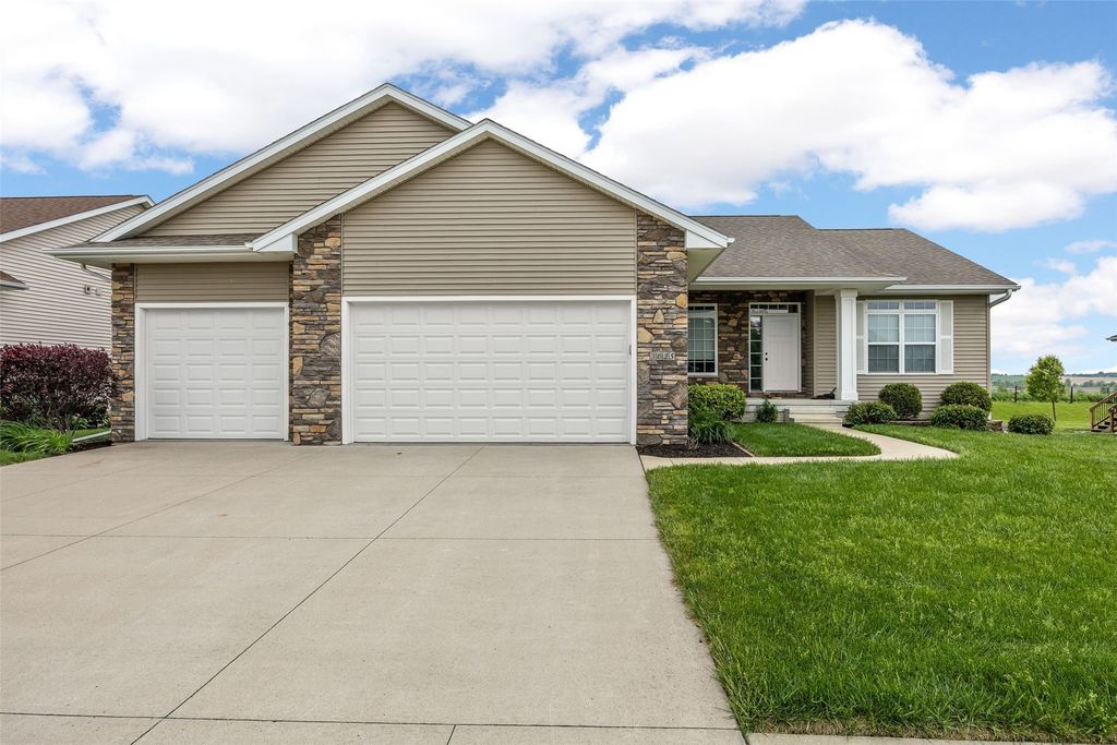 3025 Ridgeview Dr, Ely, IA 52227