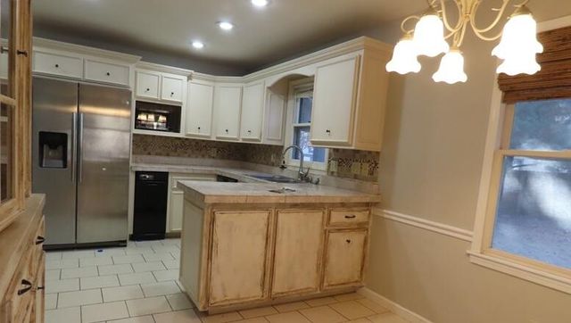 2545 S Catalina Avenue, Springfield, MO 65804