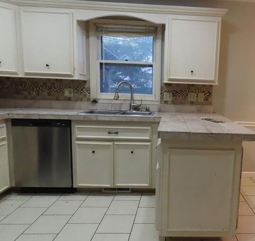 2545 S Catalina Avenue, Springfield, MO 65804