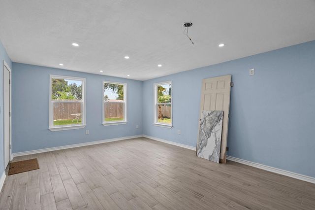 3902 18th Street N, Texas City, TX 77590