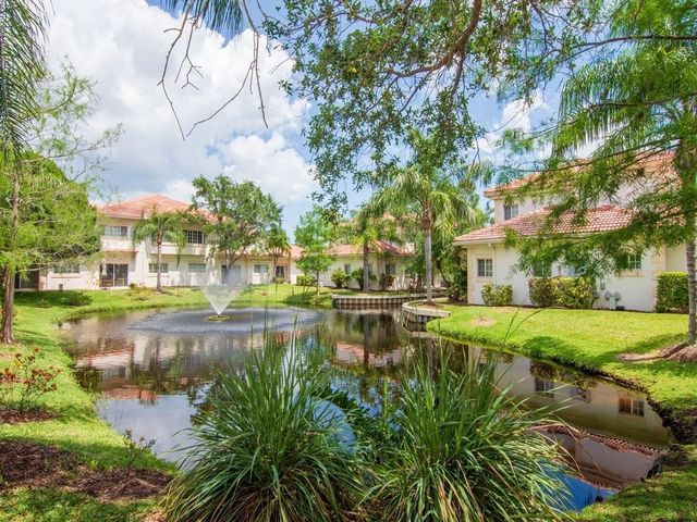 504 7th Square 201, Vero Beach, FL 32962