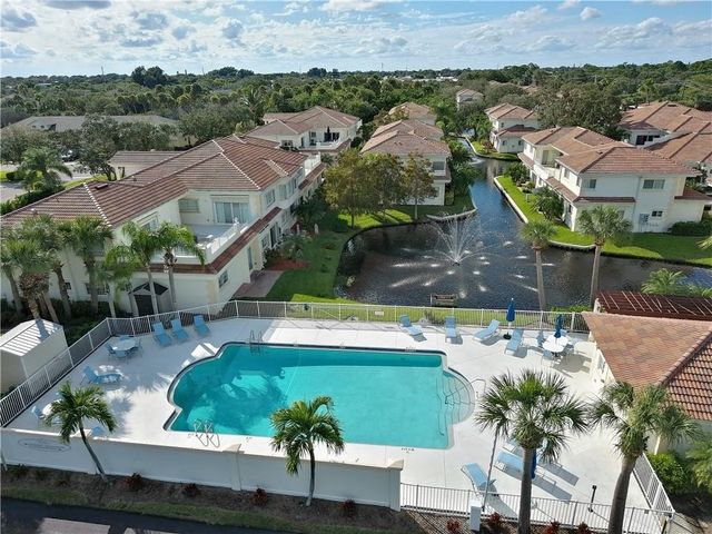504 7th Square 201, Vero Beach, FL 32962