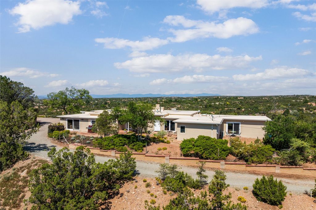 933 Stagecoach Road, Santa Fe, NM 87501