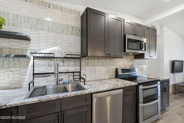 7390 N Dickinson Place, Tucson, AZ 85741