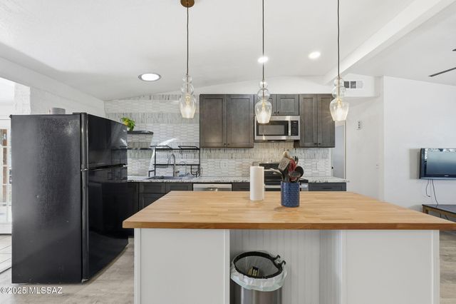 7390 N Dickinson Place, Tucson, AZ 85741