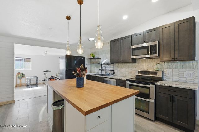 7390 N Dickinson Place, Tucson, AZ 85741