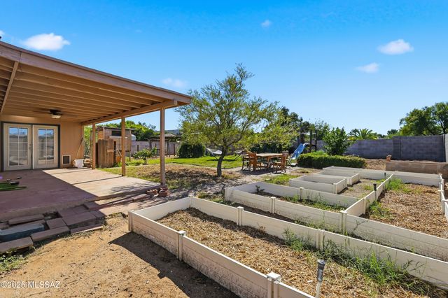 7390 N Dickinson Place, Tucson, AZ 85741