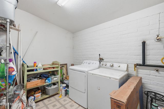 7390 N Dickinson Place, Tucson, AZ 85741