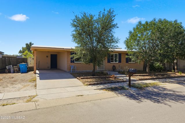 7390 N Dickinson Place, Tucson, AZ 85741