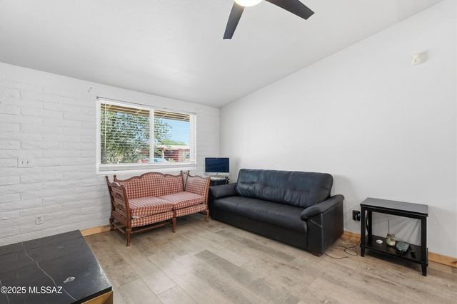 7390 N Dickinson Place, Tucson, AZ 85741