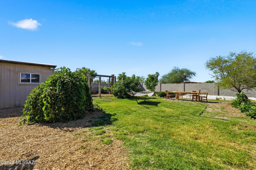 7390 N Dickinson Place, Tucson, AZ 85741