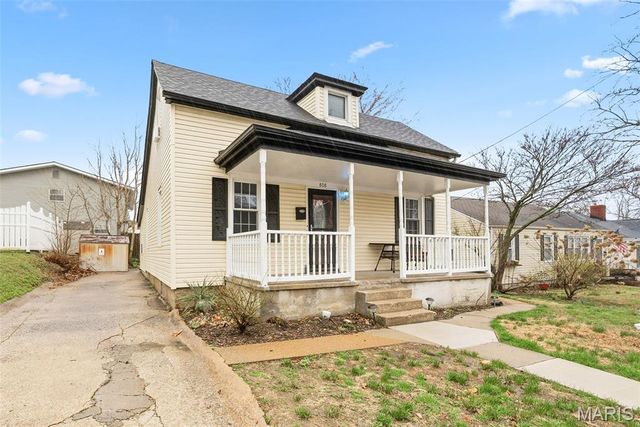 808 S 6th Street, St Charles, MO 63301