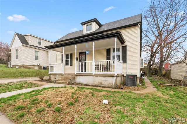 808 S 6th Street, St Charles, MO 63301